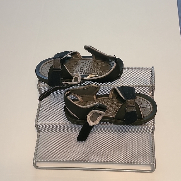 Kids Black and Gray Sandals Size 11/12 EUC Easy Open And Close Straps - Picture 6 of 10